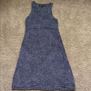 Athleta Santorini sleeveless dress featuring a navy blue and white all-over